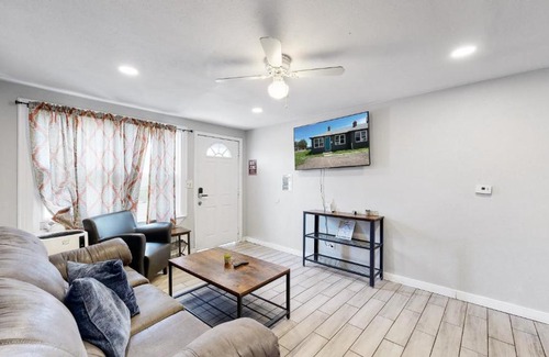 Dupont House | Denver 1 Bedroom w King Bed Dog Friendly Unit