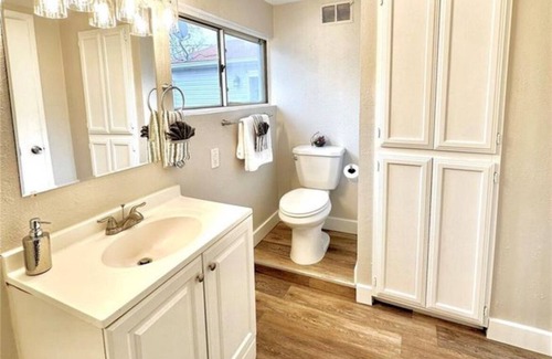 Delmar Parkway House | Denver Aurora new 2 bdrm private yard, Washer and Dryer