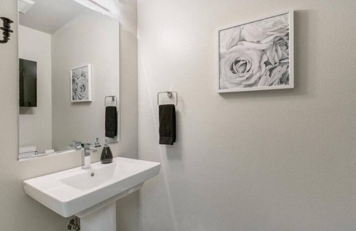Jefferson Park House | Denver Chef's Kitchen, Sports, & Downtown
