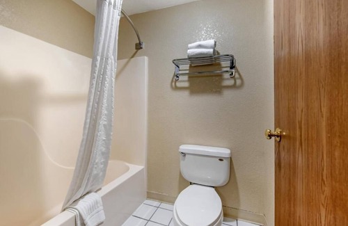 Aurora Apartment | Dependable amenities near Denver!