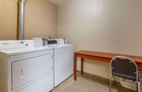 Aurora Apartment | Dependable amenities near Denver!