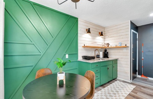 Derby Apartment | Derby Dream - Cozy King - Near Park!