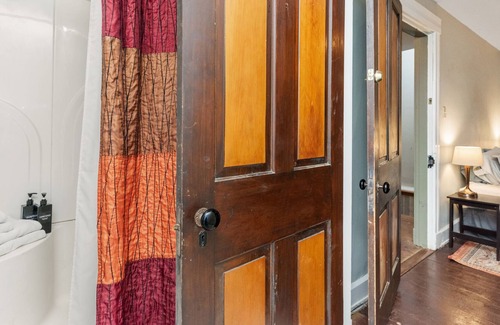 Maysville Apartment | Derby Room - Moon River