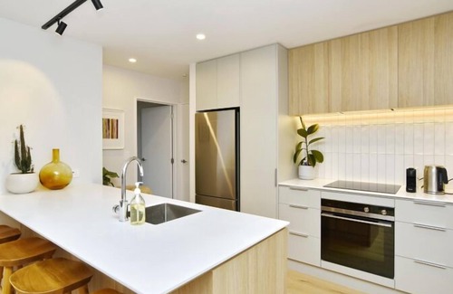 Saint Albans House | Derby St Townhouse-Modern 3-BR Townhouse in Merivale-Perfect for Month-Long Stay