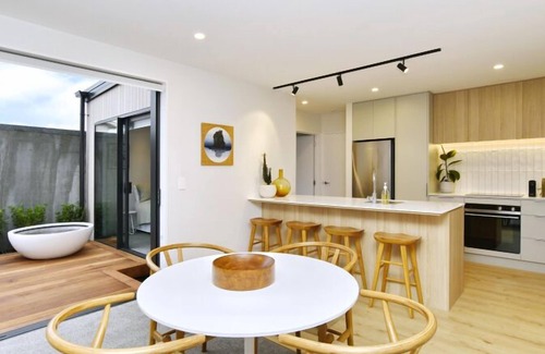 Saint Albans House | Derby St Townhouse-Modern 3-BR Townhouse in Merivale-Perfect for Month-Long Stay