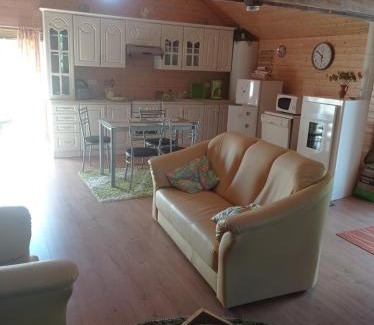 Noailhac Ski Chalet | Des pierres rouges en extérieur, intérieur tout bois