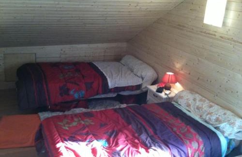 Noailhac Ski Chalet | Des pierres rouges en extérieur, intérieur tout bois