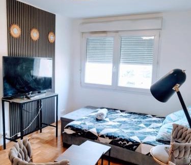La Courneuve Apartment | Des studios idéaux pour les professionnels tramway devant l'immeuble
