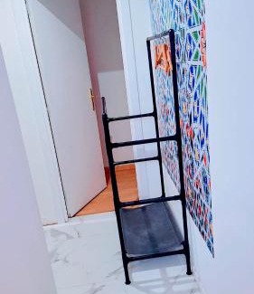 La Courneuve Apartment | Des studios idéaux pour les professionnels tramway devant l'immeuble
