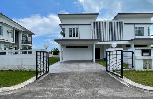 Bandar Penawar House | Desaru Arcadia Villa with Pool Table, Outdoor BBQ, Indoor Steamboat by Beestay