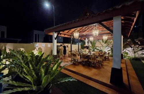 Desaru Villa | DesaruTropInnCorner BBQHut LuxPool Hoops&KTVPartyON