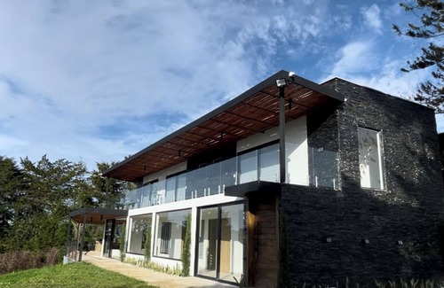 Guatape House | Descubra la Magia de Guatapé, Antioquia, con Nuestro Exclusivo Alojamiento