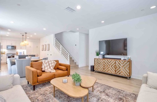 La Quinta House | Desert Bliss - Your La Quinta Paradise Awaits with shared pool, dog friendly.