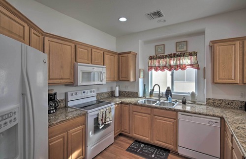 Sunridge Estates Condo | Desert Condo w/Pool ~ 3 Miles to Colorado River!