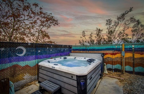 Joshua Tree House | Desert Escape + Casita:Pickleball, Fire Pit, Stars