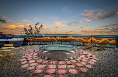 Joshua Tree House | Desert Escape + Casita:Pickleball, Fire Pit, Stars
