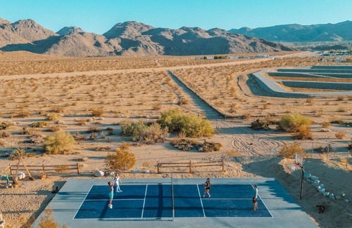 Joshua Tree House | Desert Escape + Casita:Pickleball, Fire Pit, Stars
