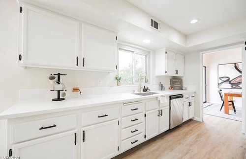 Green Valley House | Desert Retreat: 4Br w Outdoor Pool and Pool Table