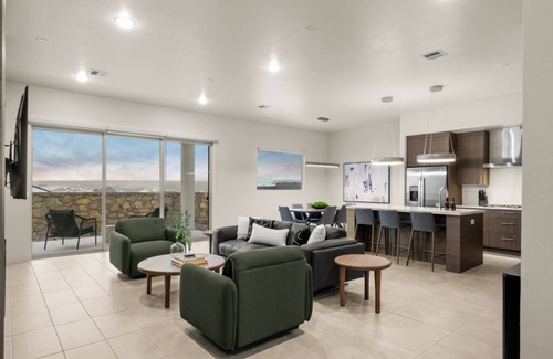 Biggs Field House | Desert Star Getaway! Newly Built Custom Home, Fully Stocked