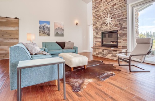 Sisters House | Desert Vista, Luxury Contemporary, 2 Suites, Hot Tub, Mountain Views in Sisters!