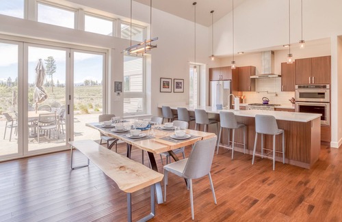 Sisters House | Desert Vista, Luxury Contemporary, 2 Suites, Hot Tub, Mountain Views in Sisters!