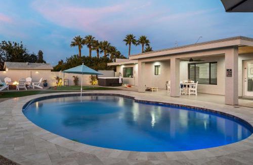 Central Scottsdale House | Desert Willow - Pool Spa Pickleball Basketball Court Plus Firepit & Putting Green
