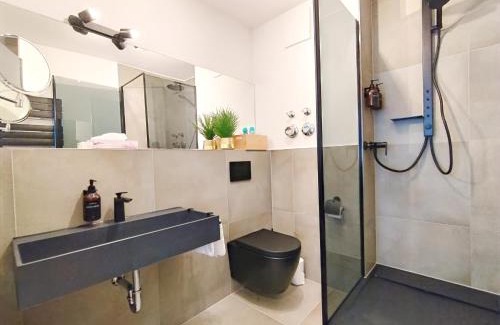 Mitte Apartment | Design-Apartment für bis zu 4 im 1 OG, modern, Dachterrasse, Grill, ruhige Lage, Disney plus, Wii, LAN und WLAN