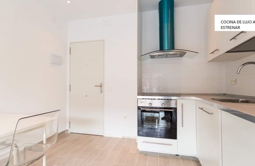 Prosperidad Apartment | DESIGN FLAT With WIFI & A/C, Full light, 7 min walking to avda. America station