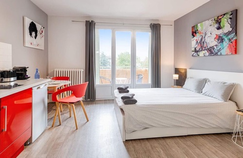 Cran-Gevrier Apartment | Design studio with balcony at the doors of Annecy old city - Welkeys