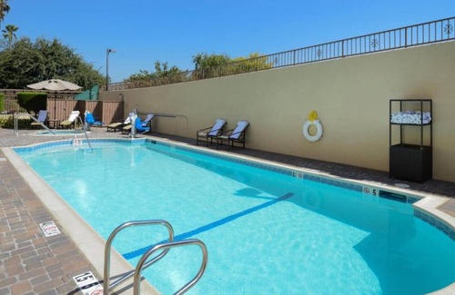 East Pasadena House | Designed for the smart traveler, we offer a clean and comfortable stay.