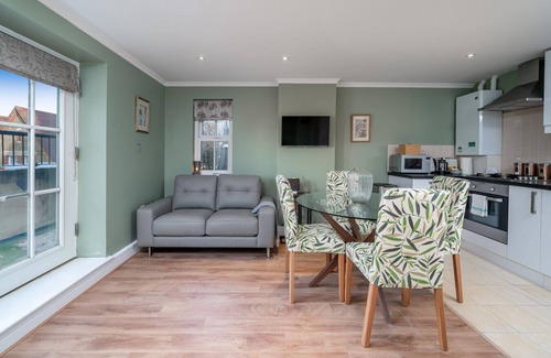 West Kensington Apartment | Designer 1 Bed Flat Barons Court Sleeps 4, Balcony