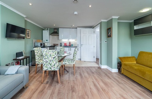 West Kensington Apartment | Designer 1 Bed Flat Barons Court Sleeps 4, Balcony