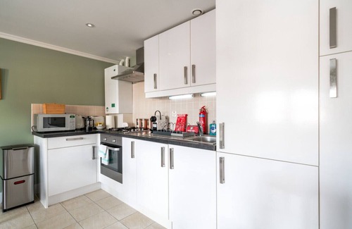 West Kensington Apartment | Designer 1 Bed Flat Barons Court Sleeps 4, Balcony