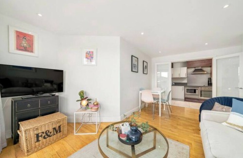 Sands End Apartment | Designer 1 Bed Flat with Thames View from Balcony