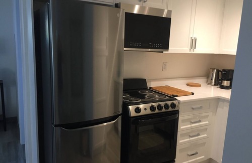 Saanich East Apartment | Designer 1-bedroom Suite, Full Kitchen across from University of Victoria