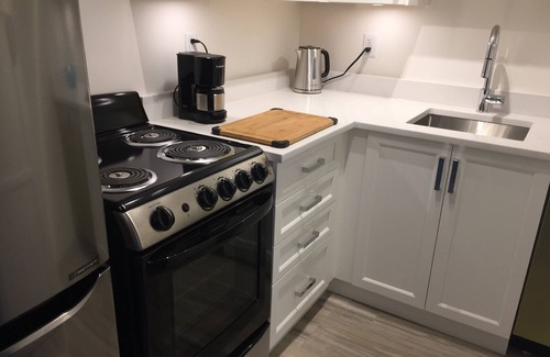 Saanich East Apartment | Designer 1-bedroom Suite, Full Kitchen across from University of Victoria