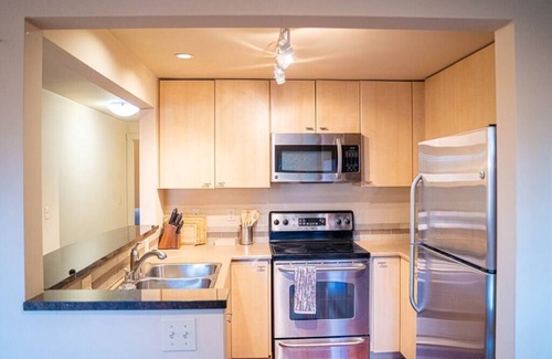 Kirkland Condo | ★Designer 2BR Condo★ Balcony, King Bed and Parking