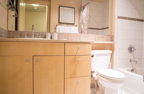 Kirkland Condo | ★Designer 2BR Condo★ Balcony, King Bed and Parking