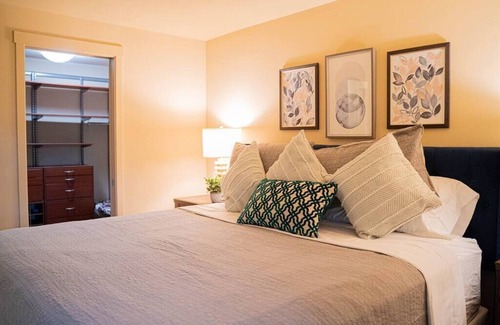 Kirkland Condo | ★Designer 2BR Condo★ Balcony, King Bed and Parking