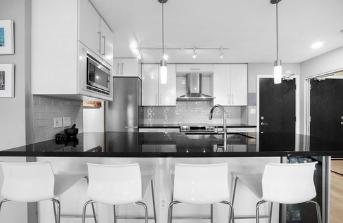 Crosstown Apartment | Designer 3 bed Luxurious finishings! Sleeps 8. Communal Hot tub pool dry sauna