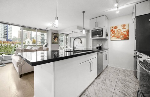 Crosstown Apartment | Designer 3 bed Luxurious finishings! Sleeps 8. Communal Hot tub pool dry sauna