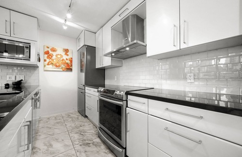 Crosstown Apartment | Designer 3 bed Luxurious finishings! Sleeps 8. Communal Hot tub pool dry sauna