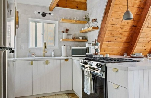 Running Springs Ski Chalet | Designer A Frame with AC Pets Big Bear NEW Hot Tub