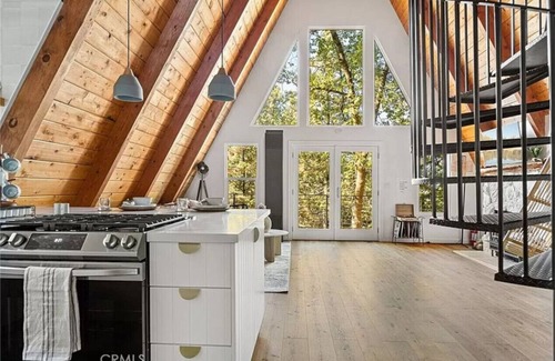 Running Springs Ski Chalet | Designer A Frame with AC Pets Big Bear NEW Hot Tub