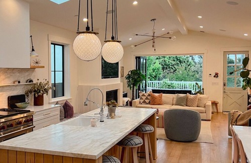 Tree Section House | Designer Beach Home, 4 Bedrooms & 4 Bathrooms.
