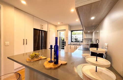 Christchurch City Centre House | Designer beauty townhouse on Peacock with garage