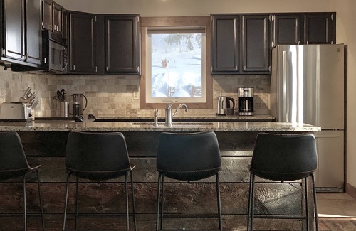 Crested Butte Condo | Designer Condo #2: Epic Views, Hot Tub, 75" & 55" TVs, Sonos, Free Town/Ski Bus