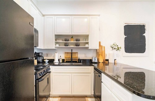 Village Condo | Designer desert condo. Sleeps 4. 4 pools and spas in the complex. Dogs welcome!