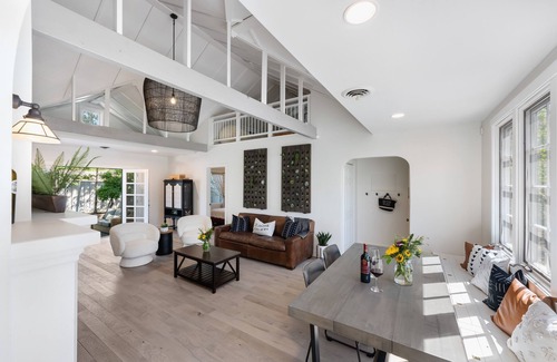 St. Helena House | Designer Downtown Saint Helena Home. Walking Distance to Downtown!