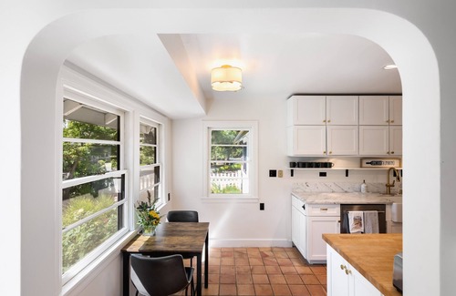 St. Helena House | Designer Downtown Saint Helena Home. Walking Distance to Downtown!